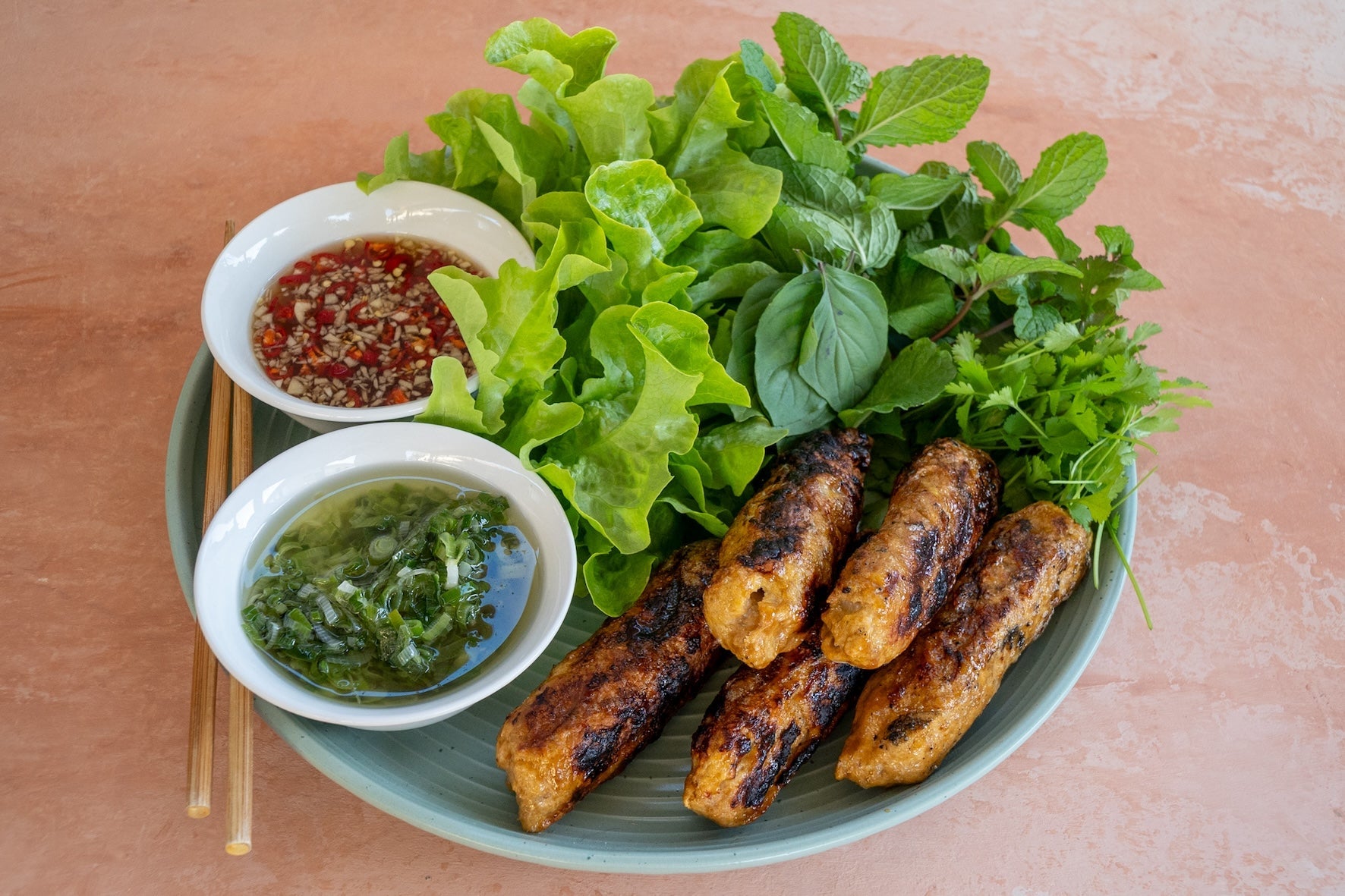 Nem nướng (gegrillte Schweinefleischspieße) – Andy Cooks